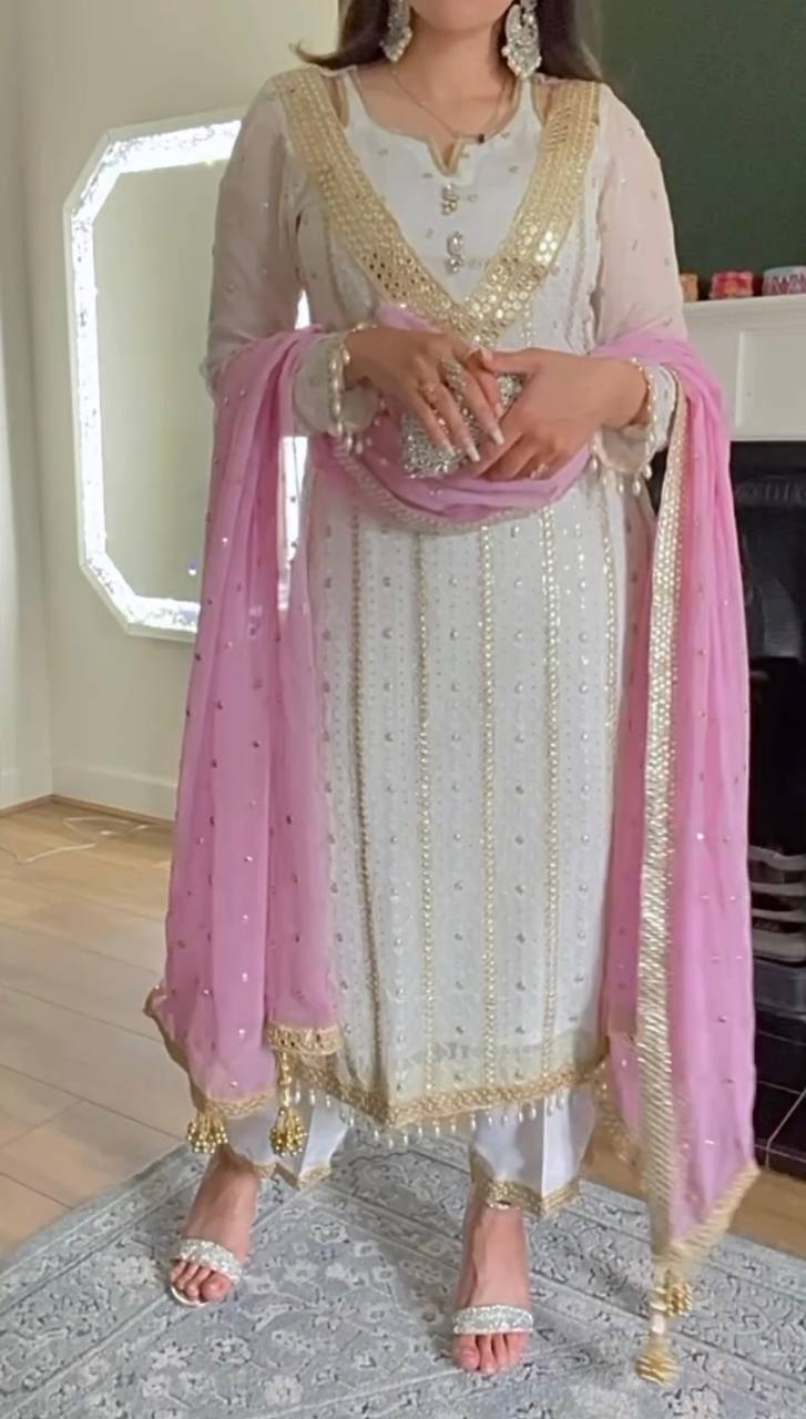 Presenting a New Designer Long Pakistani Suit in a Fancy Style for a Summer Special
