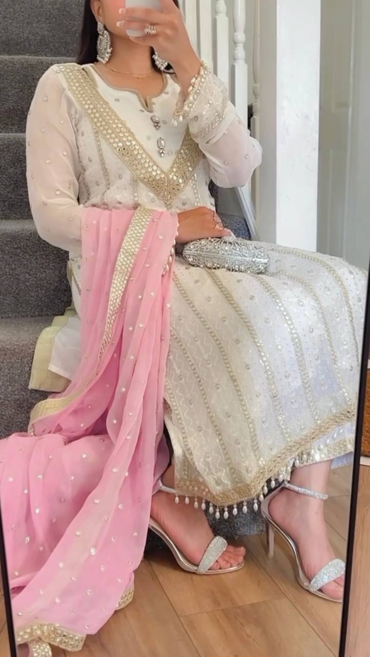 Presenting a New Designer Long Pakistani Suit in a Fancy Style for a Summer Special