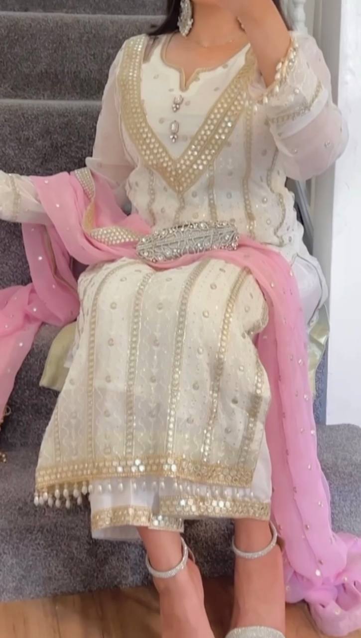Presenting a New Designer Long Pakistani Suit in a Fancy Style for a Summer Special