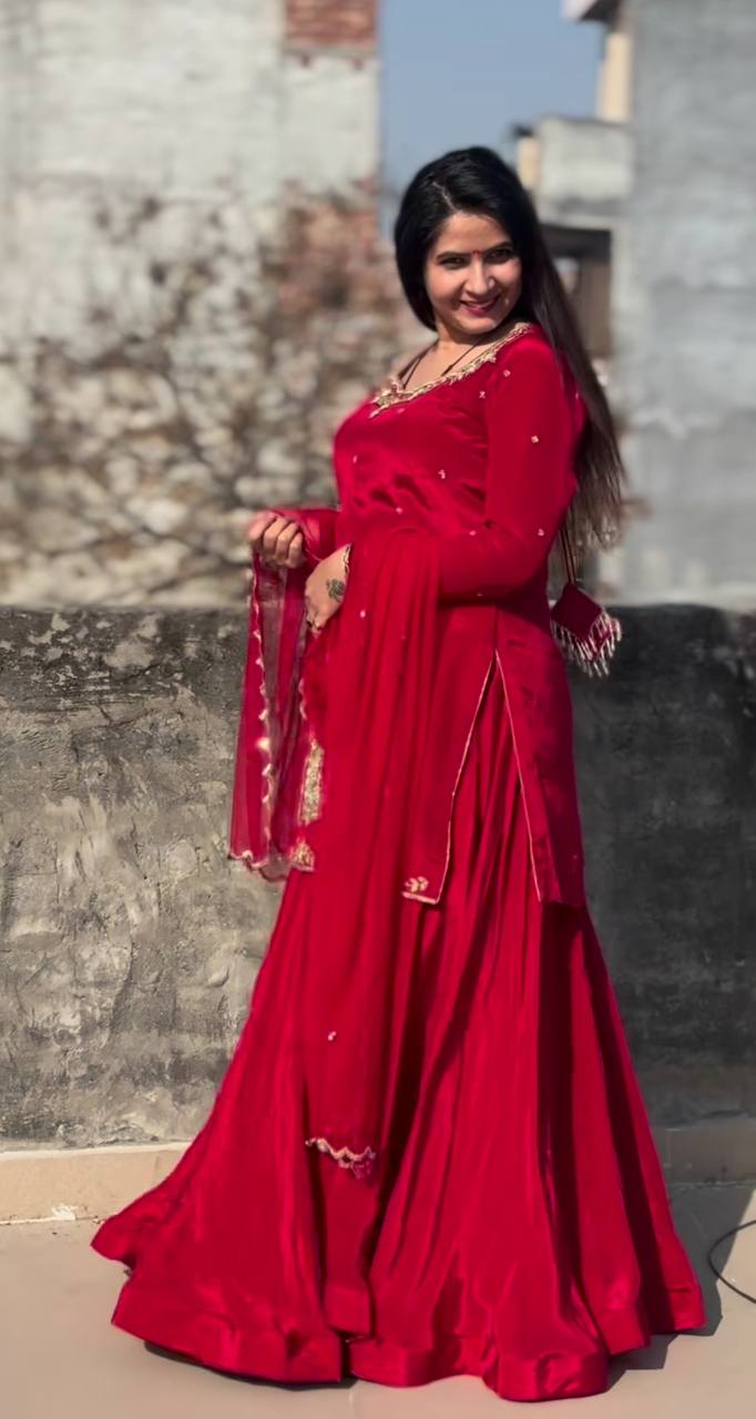 #LehengaCholi
#LehengaDesign
#DesiVibes
#ElegantEthnicWear
#BridalFashion