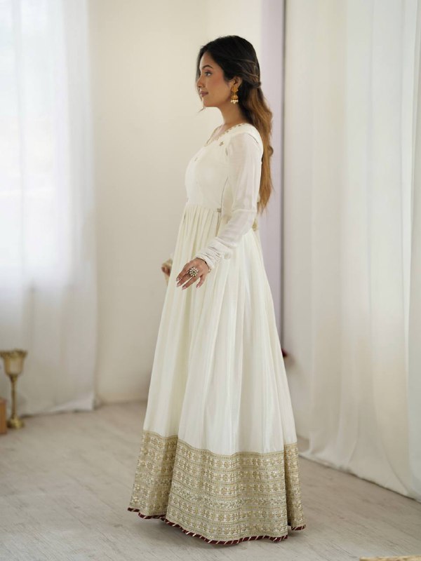 Ivory White Ethnic Dress

Anarkali Dress for Bride Sister

Lightweight Festive Gown

