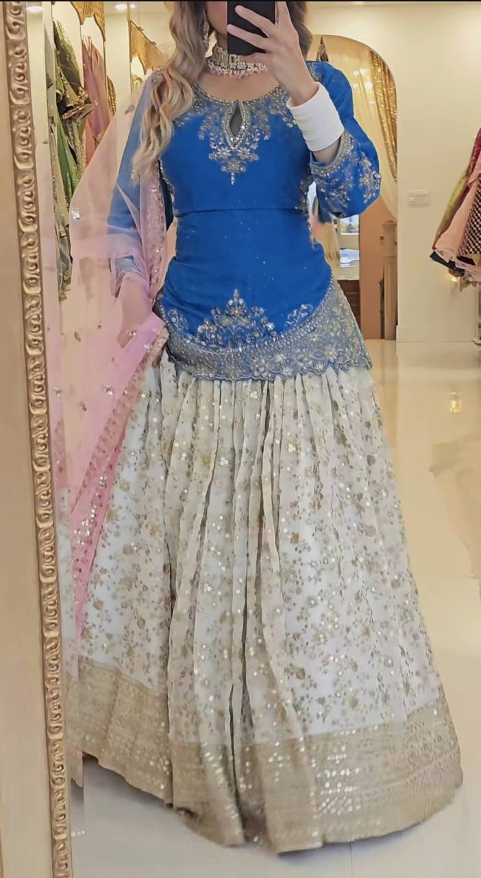 #FestiveReady
#GlamLook
#OOTDIndia
#FashionInfluencer
#InstaFashion