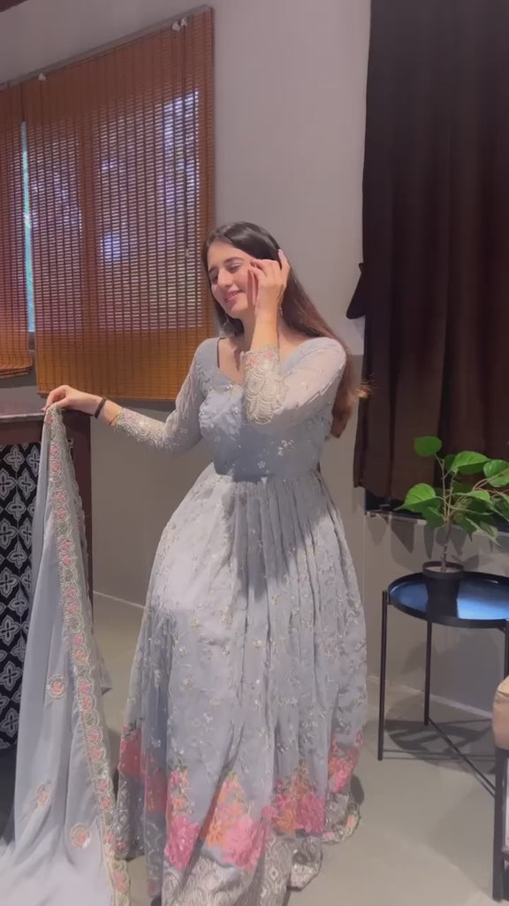 #BridalFashion #IndoWesternStyle #StatementEthnic #EthnicVibes #RoyalAnarkali
